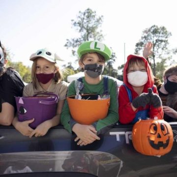 Hundreds join drive-thru candy hunt at Trick or Treat Trail