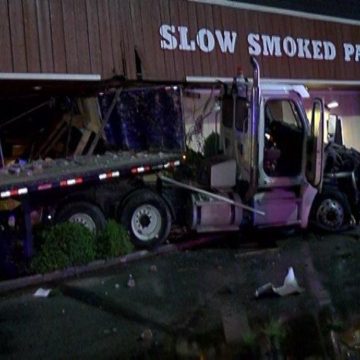 18 WHEELER DRIVES INTO PAPAS BBQ