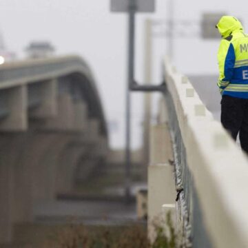 Winter blast shuts down most of Woodlands