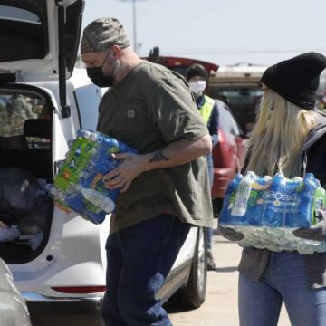 Hundreds seek food and water at mobile site in Willis