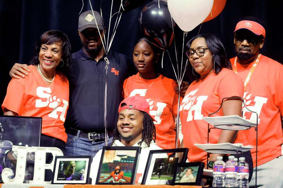 Signing Day roundup: Football program headlines ceremony at Willis