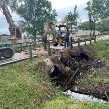 FIRE CLOSES ROAD IN NEW CANEY