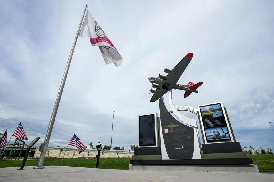 3AkOzi_0p2tRcUV00.jpg New Conroe memorial unveiled to honor Dallas air show crash victims, WWII aviators and B-17 bomber