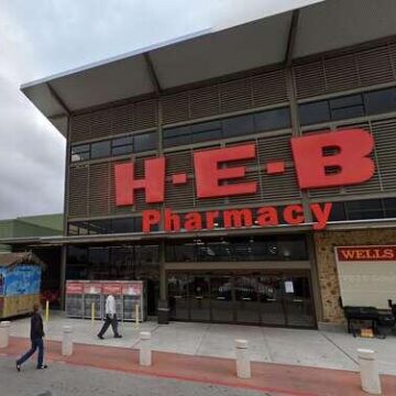 Texan allegedly exposed self to kids in H-E-B; wife charged with bestiality