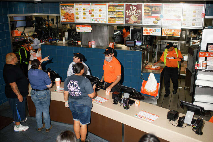 0PLpFc_198I7QGR00.jpg Texas Whataburger manager hit man with trash can after alleged assault, video shows