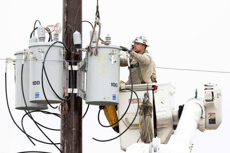 3PRboP_19f2Htx800.jpg Storms, high winds leave thousands without power across Houston area